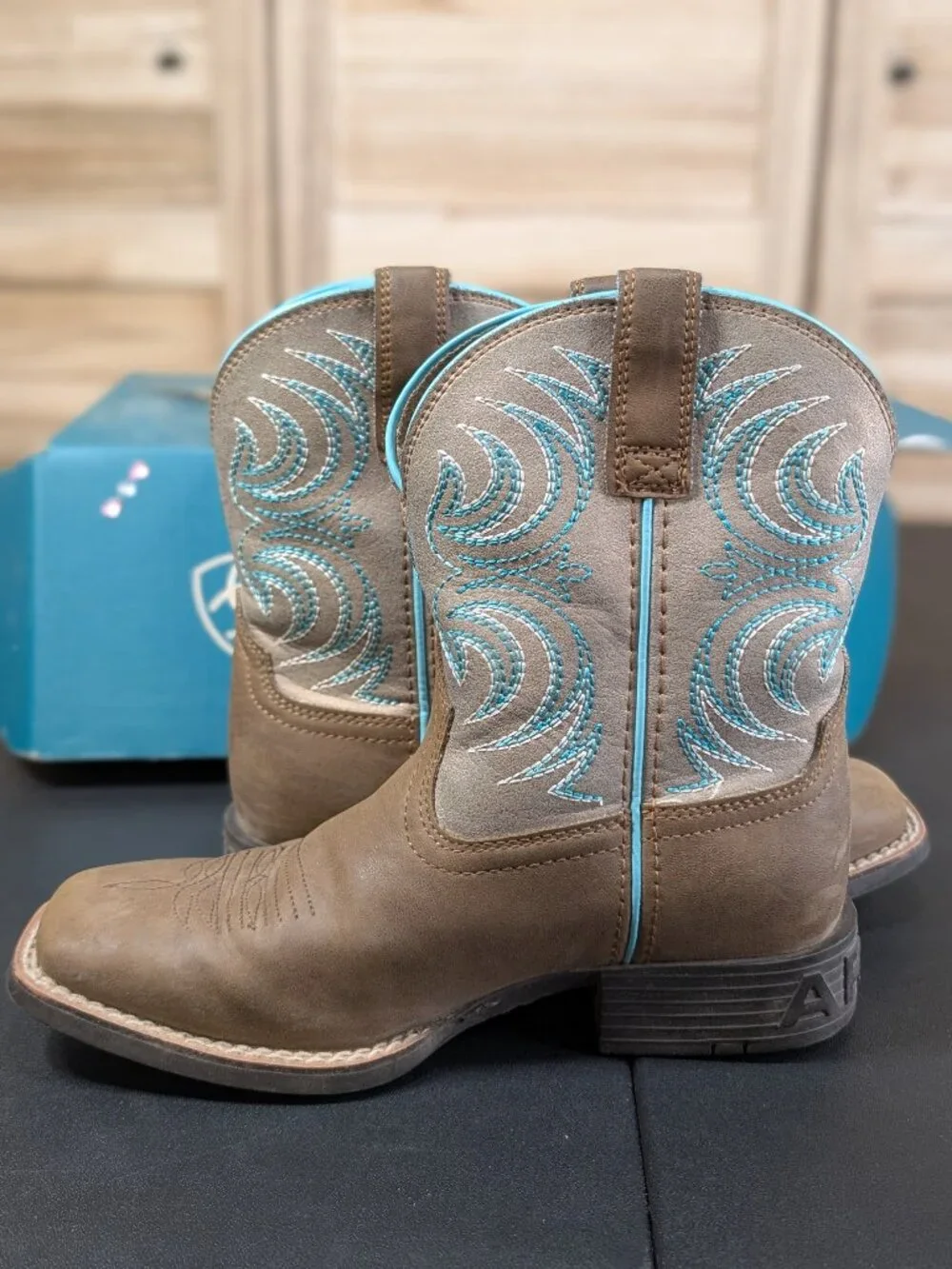 Ariat STORM Youth Brown Leather Western Boots with Turquoise Embroidery Size 1